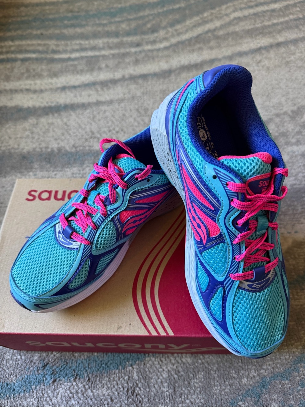 NIB Girls size 5.5 Saucony Guide 7 Mesh Running Sneakers